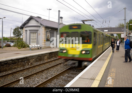 horizontal-view-of-a-dart-train-en-route-to-dublin-arriving-at-dalkey-d2rmke.jpg
