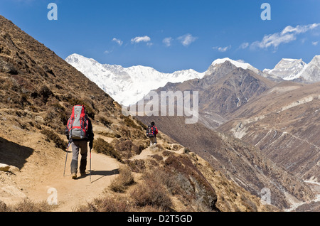 Trekkers in Dudh Kosi Valley, Solu Khumbu (Everest) Region, Nepal, Himalayas, Asia Stock Photo