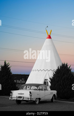 Antique car and teepee/wigwam, Wigwam Motel, Holbrook, Arizona USA Stock Photo