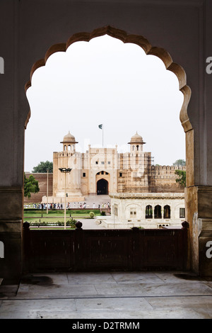 Lahore Fort seen trough arches at Badshahi Mosque. Lahore, Pakistan Stock Photo