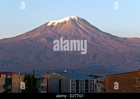 Mount Ararat, or Agri Dagi, a snowcapped dormant volcanic massif towers over the town of Dogubeyazit in eastern Anatolia, Turkey. Stock Photo