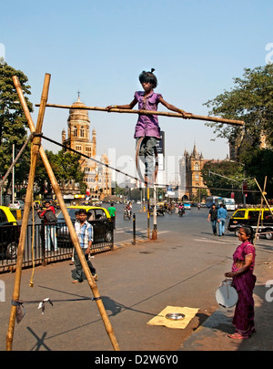 India rope walker dancer girl with mother Mumbai  Bombay BMC  Brihan Municipal Corporation Building  D N Road Stock Photo