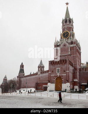 Spassky gate in the kremlin red square during snowfall in winter in Moscow Stock Photo