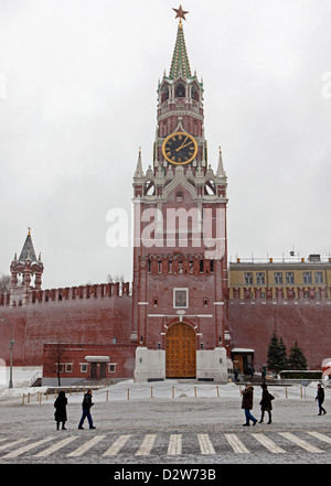 Spassky gate in the kremlin red square during snowfall in winter in Moscow Stock Photo