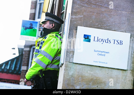 Armed Robbery at Lloyds TSB Branch in Summertown, Oxford Police presence. 19.1.12 Stock Photo