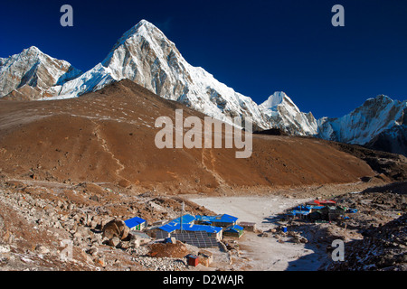 Gorak Shep lodges (5164m) with Mt. Pumori (7165) and Kala Patthar (5550m) on the background, in Sagarmatha NT Park, Nepal. Stock Photo
