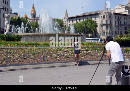 Bareclona, Spain Photographer and his model in a corner of Plaza Catalunya Stock Photo