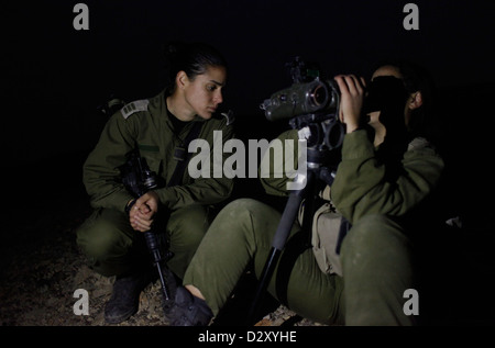 An Israeli female soldier from the 727th Eitam Field Intelligence Battalion of the Combat Intelligence Collection Corps using a Night Vision Binoculars during advance training at night close to the border with Egypt in the southern Negev desert Israel Stock Photo