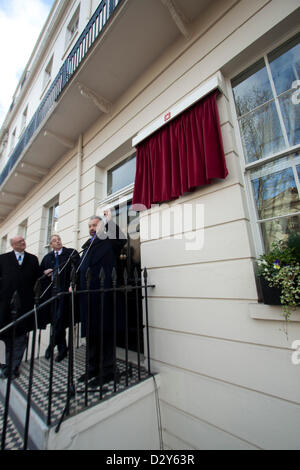 London, UK. 4th February 2013. The composer Felix Mendelssohn (1809-1847) was commemorated on the 240th anniversary of his birth with an English Heritage blue plaque at the house where the composer stayed during his visits to London. The plaque was unveiled by violinist and conductor Dimitry Sitkovetsky and by former director of BBC Proms Sir Nicholas Kenyon Stock Photo