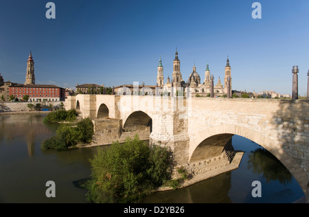 PUENTE DE PIEDRA BASILICA CATHEDRAL OF OUR LADY OF THE PILLAR ZARAGOZA ARAGON SPAIN Stock Photo