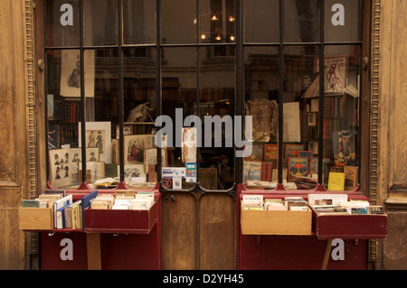 “F.Chanut Livres Anciens”, an old antiquarian bookshop in the Rue Mazarine, a narrow backstreet in the Latin Quarter of Paris. France. Stock Photo