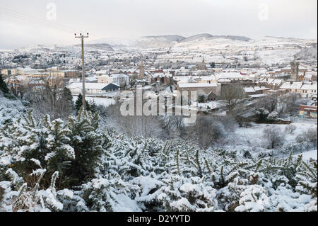 Newry, Northern Ireland, UK, 5th February 2013. Newry awakes to an unexpected snowfall this morning. Looking west across the city with Camlough Mountain in the background. Stock Photo