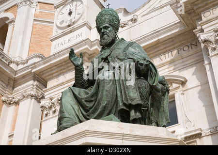 europe, italy, marche, loreto, square of the madonna, statue of pope sisito v Stock Photo