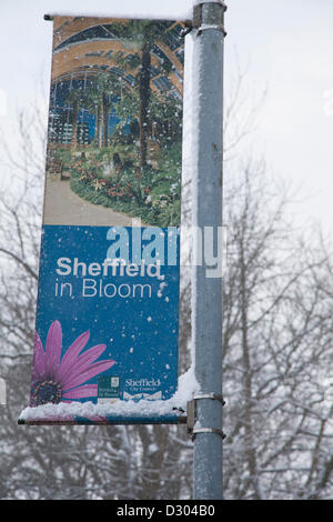 Sheffield, South Yorkshire, UK. 5th February 2013. Heavy snowfall at the beginning of the rush hour this morning. People struggled to get to school and work and traffic crawled down the main roads whilst side streets were all but impassible. The Sheffield in Bloom sign seems a little out of place today. Credit:  Eric Murphy / Alamy Live News Stock Photo