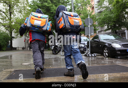 Berlin, Germany, children in the rain on the way to school Stock Photo