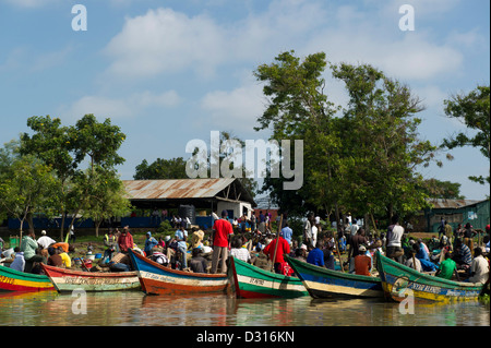 Fish market at Dunga Bay, Lake Victoria, Kisumu, Kenya Stock Photo