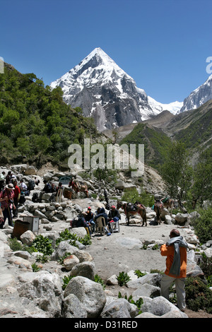 Pilgrims on the trail to Gaumukh, the holy source of the Ganges in the upper Bhagirathi Valley, near Bhojbasa. Stock Photo