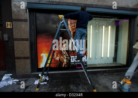 London, UK. 7th February 2013.  Preparations at the Odeon Leicester Square for the London film premiere A Good Day To Die Hard the 5th Die Hard series starring Bruce Willis.  Credit:  amer ghazzal / Alamy Live News Stock Photo