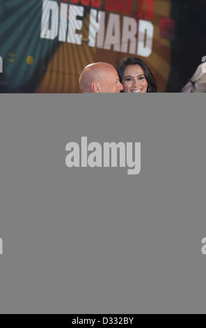 London, UK. 7th February 2013. BRUCE WILLIS & EMMA HEMING ACTOR AND WIFE A GOOD DAY TO DIE HARD. UK FILM PREMIERE LONDON, ENGLAND, UK 07 February 2013 DIO59485. Credit:  Allstar Picture Library / Alamy Live News Stock Photo