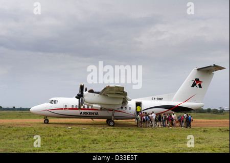 Plane taking tourists on an airstrip in the Maasai Mara National Reserve, Kenya Stock Photo