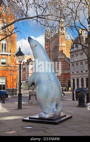 London, Sloane Square   Boris the polar bear   In the background, the 'Arts and Crafts' Holy Trinity church Stock Photo