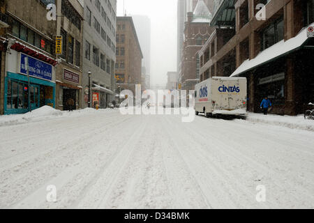 Toronto, Canada. 8th February 2013. Biggest snow storm in five years turning a busy Toronto Downtown into a winter wonderland. Yonge Street in downtown Toronto remains largly empty during noon hours. Credit:  n8n photo / 17�Թ����� Live News Stock Photo