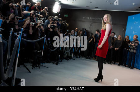 Berlin, Germany. 9th February 2013. US actress Amanda Seyfried poses at a photocall for 'Lovelace' during the 63rd annual Berlin International Film Festival, in Berlin, Germany, 09 February 2013. The movie is presented in competition at the Berlinale running from 07 to 17 February. Photo: Kay Nietfeld/dpa/Alamy Live News Stock Photo