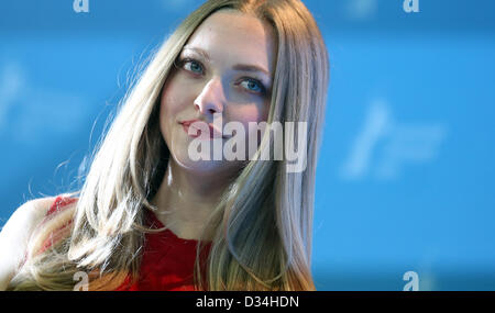 Berlin, Germany. 9th February 2013. US actress Amanda Seyfried poses at a photocall for 'Lovelace' during the 63rd annual Berlin International Film Festival, in Berlin, Germany, 09 February 2013. The movie is presented in competition at the Berlinale running from 07 to 17 February. Photo: Kay Nietfeld/dpa/Alamy Live News Stock Photo