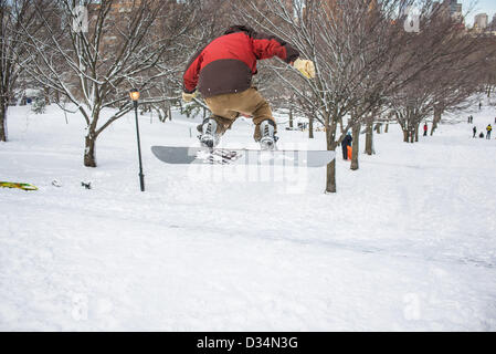 New York, USA. 9th February 2013. Man snowboards downstairs from the high ground part of Fort Greene Park in Brooklyn the day after the blizzard named 'Nemo' struck. New York City, NY, USA. February 9, 2013. Credit:  Eric Brown / Alamy Live News Stock Photo