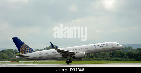 United Airlines N41135 Boeing 757-224 takes off from Manchester Airport Stock Photo