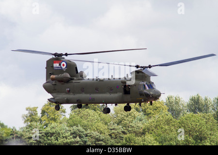 an-raf-boeing-chinook-flying-low-over-onion-range-in-the-falkland