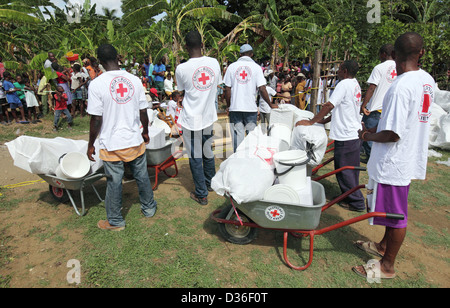 Leogane, Haiti, volunteer at an auxiliary cargo trains distribution for earthquake victims Stock Photo
