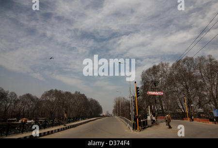 Srinagar, Kashmir, India. 12th February 2013.  A view of  deserts road  during a curfew in Srinagar, the summer capital of indian kashmir on  12,2, 2013. India hanged Mohammad Afzal Guru, a Kashmiri man, on Saturday for an attack on the country's parliament in 2001, sparking clashes in Kashmir between protesters and police. Security forces had imposed a curfew in parts of Kashmir and ordered people off the streets.Photo/Altaf Zargar/Zuma Press (Credit Image: Credit:  Altaf Zargar/ZUMAPRESS.com/Alamy Live News)