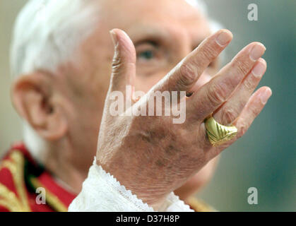 (FILE) An archive photo dated 14 September 2006 shows Pope Benedict XVI giving a speech in the cathedral in Freising, Germany. On this day, the pope concluded his visit to Bavaria and flew back to Rome. Photo: Kay Nietfeld Stock Photo