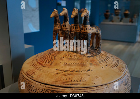 Art Institute Chicago, Chicago, Illinois. Athens, Greece. Pyxis (Container for Personal Objects), 760–735 B.C. Terracotta Stock Photo