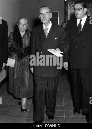 (dpa) - German author Thomas Mann (C) and his wife Katja at the University of Cologne, 24 August 1954 accompanied by Professor Dr. Emmerich (R). Mann had read from his novel 'Confessions of Felix Krull'. His first novel 'Buddenbrooks' (1901) had already made him world-famous. Other important works a Stock Photo