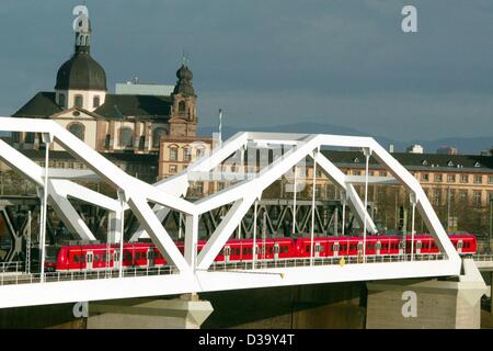 (dpa) - A S-Bahn service crosses the railway bridge across the River Rhine between Ludwigshafen and Mannheim, Germany, 14 December 2003. The S-Bahn rail service network was officially opened after 25 years of planning and an investment of 450 million Euro  on 14 December 2003. The  new S-Bahn servic Stock Photo