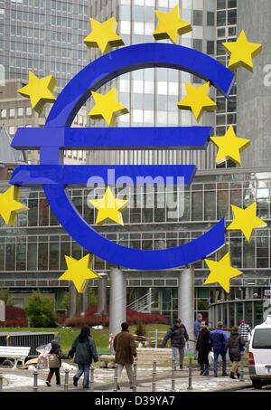 (dpa) - The giant Euro sculpture that stands in front of the European Central Bank (ECB) in Frankfurt, 27.12.2001. January 1st, 2002 marked the official date for the launch of the Euro as common currency for 300 million citizens in twelve European states: Belgium, France, Luxemburg, Netherlands, Ger Stock Photo