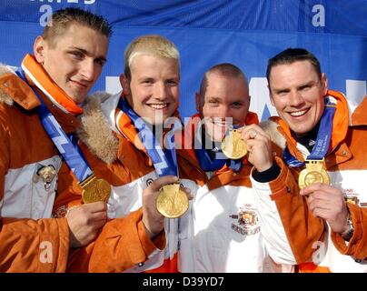 (dpa) - XIX Winter Olympic Games: German four-man bob team (l-r) Kevin Kuske, Andre Lange, Carsten Embach and Enrico Kuehn showing their gold medals at the award ceremony at Medal Plaza in Salt Lake City on 24.2.2002. Stock Photo