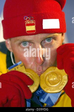 (dpa) - XIX Winter Olympic Games: Johann Muehlegg, German cross country skier starting for Spain, kisses his two gold medals, 14.2.2002 that he won in the two cross country ski races Men's 10km Free Pursuit and  30km Free Pursuit. The Olympic winter games are facing the biggest doping scandal in his Stock Photo