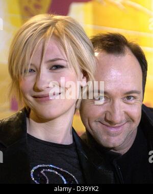 (dpa) - Berlinale: Australian actress Cate Blanchett and US actor Kevin Spacey are all smiles during the press conference presenting their film 'The Shipping News' at the 52. International Film Festival in Berlin, 11.2.2002. The movie is one of the 23 films competing to win a trophy, the Golden or t Stock Photo