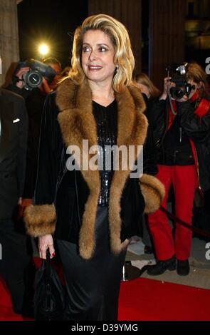 (dpa) - Berlinale: French actress Catherine Deneuve arrives for the gala 'Cinema for Peace', the biggest party event at the 52. International Film Festival in Berlin, 11.2.2002. Deneuve came to Berlin to present her film 'Eight Women' which is one of the 23 films competing to to win one of the troph Stock Photo