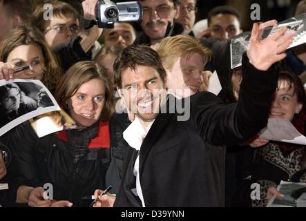 (dpa) - US-actor Tom Cruise waves to his fans while giving autographs on Potsdamer Platz in Berlin, 23.1.2002. Fans greeted him and his girlfriend, Spanish actress Penelope Cruz, with storms of enthusiasm, shouting and cheering. The two Hollywood-stars came to Germany to promote their new film 'Vani Stock Photo