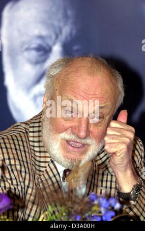 (dpa files) - German conductor Kurt Masur speaks in front of a portrait of his during a press conference in Munich, 29 March 2001. Masur, born in 1927, conducted the famous 'Gewandhaus' orchestra in Leipzig, East Germany and was one of the protagonists in the Leipzig rallies demanding reunification  Stock Photo