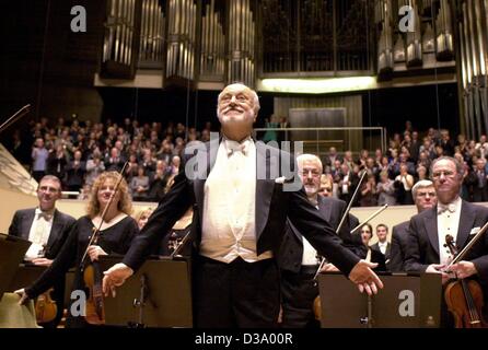 (dpa files) - German maestro Kurt Masur accepts the applaude of his audience after giving a concert in the famous Leipzig 'Gewandhaus', Germany, 10 October 2001. Masur, born in 1927, was the long-time conductor of the East German 'Gewandhaus' orchestra and became one of the protagonists in the Leipz Stock Photo