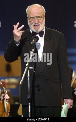 (dpa files) - German maestro Kurt Masur addresses the audience during a performance with his New York Philharmonic Orchestra in Brunswick, Germany, 10 September 2001. Masur, born in 1927, was the long-time conductor of the East German 'Gewandhaus' orchestra and became one of the protagonists in the  Stock Photo