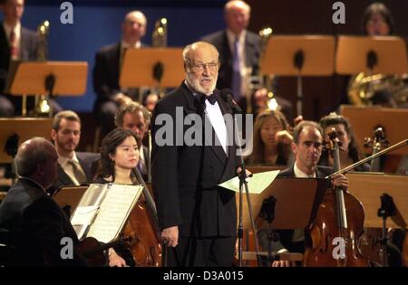 (dpa files) - German maestro Kurt Masur conducts his New York Philharmonic Orchestra during a performance in Brunswick, Germany, 10 September 2001. Masur, born in 1927, was the long-time conductor of the East German 'Gewandhaus' orchestra and became one of the protagonists in the Leipzig rallies dem Stock Photo