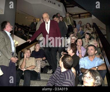 (dpa files) - German conductor Kurt Masur makes his way through the crowded 'Gewandhaus' for a panel discussion on democracy in Leipzig, Germany, 9 October 2001 in commemoration of the peaceful revolution in East Germany in 1989. Masur, born in 1927, was the long-time conductor of the famous East Ge Stock Photo
