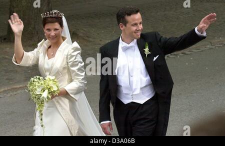 (dpa) - Princess Maertha Louise of Norway and her newly wed husband Ari Behn smile happily as they wave to the cheering crowd after their wedding ceremony in the Nidaros Cathedral, 'Nidarosdomen', in Trondheim, Norway, 24 May 2002. 30-year-old Maertha Louise married her fiance, controversial author  Stock Photo
