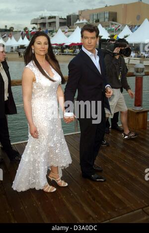 (dpa) - Irish actor Pierce Brosnan, who plays James Bond in the latest 'Die Another Day', and his wife Keely Shaye-Smith arrive at a party during the 55th Cannes Film Festival in France, 18 May 2002. The film character of James Bond celebrates his 40th birthday this year, having made his first scree Stock Photo